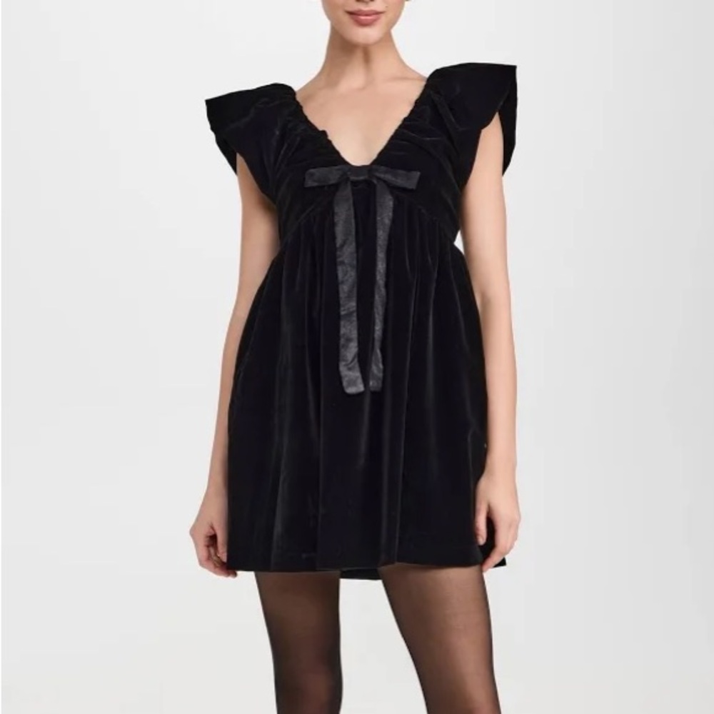 Elegant Black Velvet Dress with Bow Detail